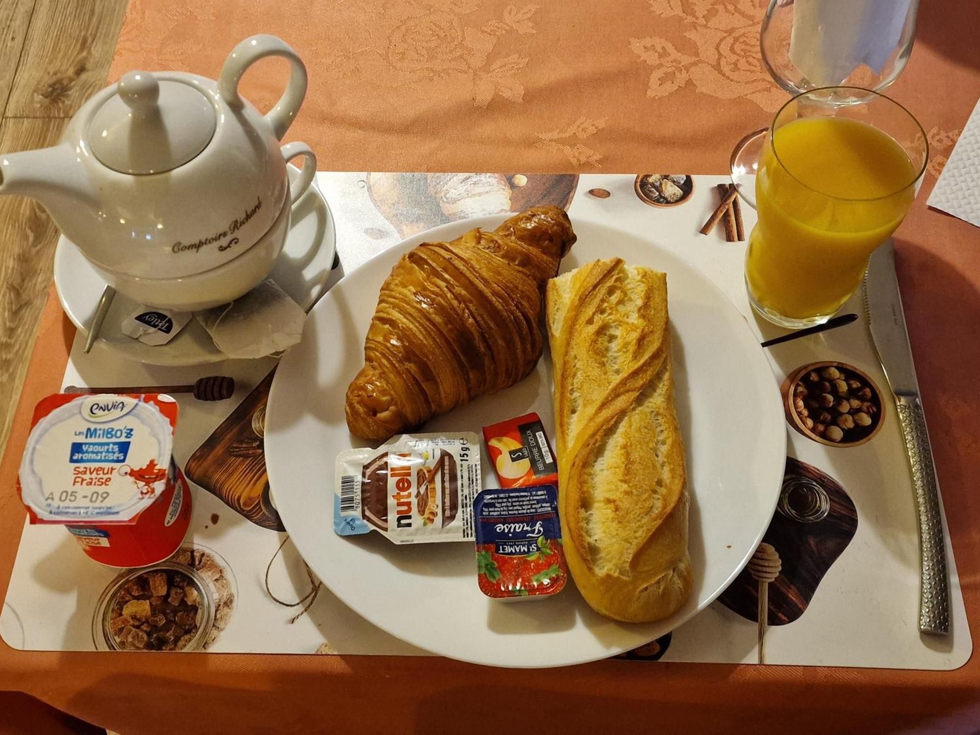Aux Trois Rois Hotel Pont-Sur-Yonne Buitenkant foto